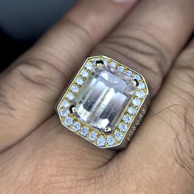 Kuncita natural, corte esmeralda rosa claro en un anillo chapado en rodio de plata de ley Foto 1 de 4