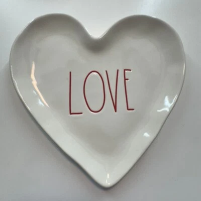 Plato blanco Rae Dunn colección artesanal magenta en forma de corazón” LOVE”, 8 pulgadas Foto 1 de 4