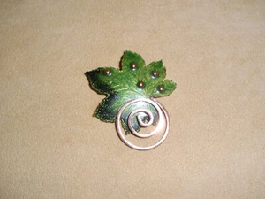 Schöne Kupfer & grüne Emaille Ahornblatt Anstecknadel von Matisse Jewelry - Bild 1 von 7