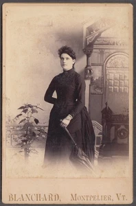 Armadio donna in piedi con ombrellone e piante di Blanchard: Montpelier VT - Foto 1 di 1