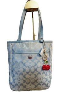Borsa Coach Vintage Rara Blu Lunch Tote Monogram Firma Tela Borsa Borsetta Con Charm - Foto 1 di 10