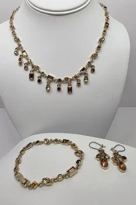 Conjunto de collar, pendientes, pulsera de piedras de oro con diamantes de imitación marrones/ámbar brillantes Foto 1 de 4