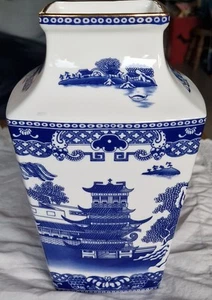 VTG Rington's Porcelain Blue & White "Willow Story VASE" 8" High Good Condition - Picture 1 of 5
