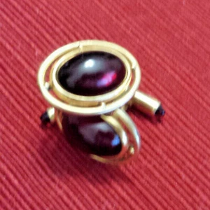 VINTAGE GOLD TONE OVAL SHAPED RUBY COLOR STONE INLAY CUFF LINKS - Picture 1 of 5