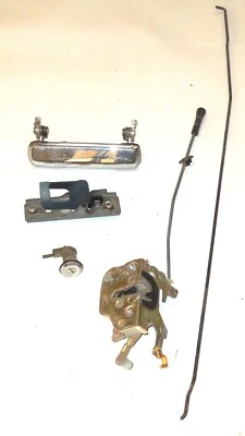 83 84 85 86 Nissan Datsun 720 camioneta OEM pasajero R pestillo de puerta y manija cromada Foto 1 de 4