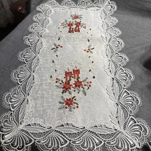 Bestickter Tischläufer Schal 26” x 14” Spitzenkanten Kerzen Weihnachtsstern. EUC - Bild 1 von 5