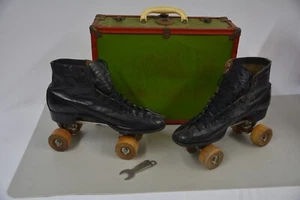 Vintage Chicago Roller Skate ruote in legno pelle nera con custodia in metallo - Foto 1 di 9