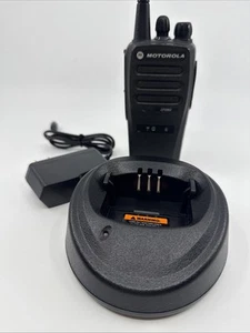Radio portátil Motorola AAH01QDC9JA2AN Cp200d Uhf con base de carga - Imagen 1 de 8