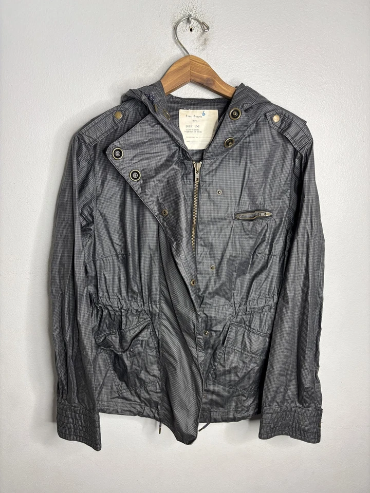 Chaqueta cortavientos ligera Free People para mujer gris mediana con capucha cremallera frontal Foto 1 de 4