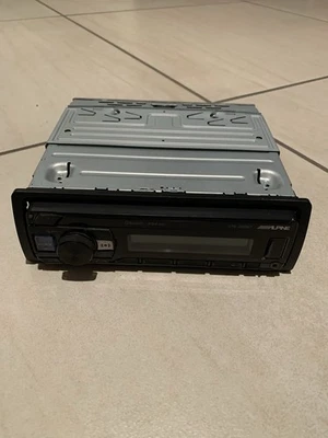 Alpine UTE-200BT Autoradio con Bluetooth (4 x 50 W, 178 x 50 x 177 mm) Nero - Immagine 1 di 4