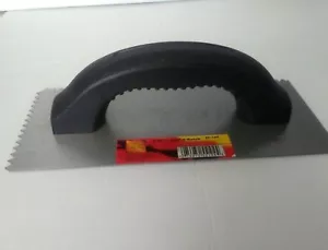 KC TF-104 Spatola per piastrelle e pavimenti con tacca a V 9" 3/16" x 3/16" - Foto 1 di 5