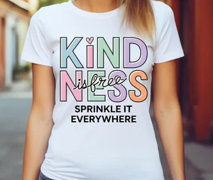 KINDNESS IS FREE SPRINKLE IT NEUHEIT BEDRUCKTES T-SHIRT GESCHENK GEBURTSTAG - Bild 1 von 1