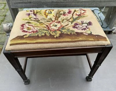 Reposapiés tocador antiguo vintage de nogal con asiento de punta de aguja Foto 1 de 4