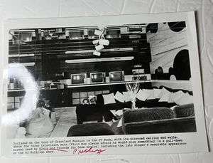 Fotografía vintage en blanco y negro 8x10 sala de televisión Graceland Elvis Presley - Imagen 1 de 2