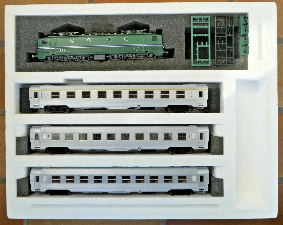Coffret locomotive CC 7100 + 3 voitures DEV Inox SNCF Rivarossi HO ref R0610 - Photo 1/4