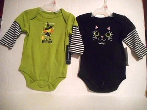 ZWEI NEU MIT ETIKETT HALLOWEEN ONESIS BODYSUIT GRÖSSE 0-3 MONATE - Bild 1 von 1