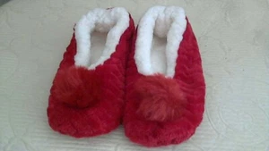 Zapatillas/calcetín rojo suave esponjoso forrado de lana Bedrm con pom protuberancias antideslizantes con talla 6-7 - Imagen 1 de 4