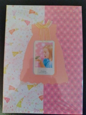 ÁLBUM DE FOTOS SIN CORDONES "VESTIDO ROSA" CON PEQUEÑA VENTANA DE FOTOS FRONTAL Foto 1 de 2