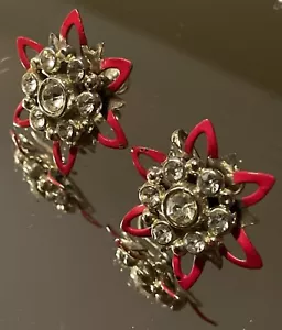 LOVELY VINTAGE PAIR OF SILVER TONE RED ENAMEL & RHINESTONE STAR CLIP-ON EARRINGS - Picture 1 of 10