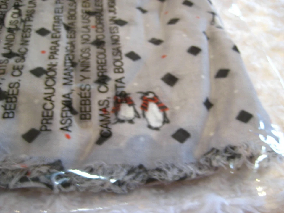 VERA BRADLEY (NIP/RETIRADO) Bufanda Suave con Flecos "Pingüinos Jugantes Gris" (Original $39) Foto 1 de 4