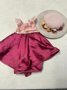 AMERIKANISCHES MÄDCHEN PUPPE REBECCA KINO OUTFIT MIT ROSA KLEID & HUT SET - Bild 1 von 3