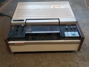 Sony VP-1200 U-Matic Vintage Videorecorder Player schaltet ein. - Bild 1 von 8