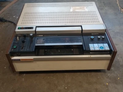 Sony VP-1200 U-Matic Vintage Videorecorder Player schaltet ein.  - Bild 1 von 4