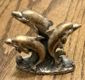 Statuina trio di delfini in peltro vintage onde a cavallo decorazione oceanica scultura - Foto 1 di 10