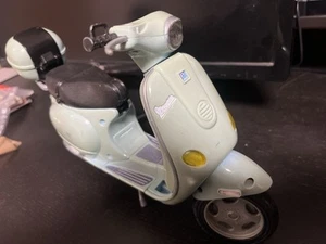 BARBIE BEACH GLAM SCOOTER VESPA - Solo Lo Scooter Vespa, No Barbie - Imagen 1 de 5