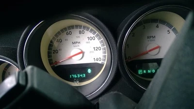 Grupo de velocímetro 140 MPH compatible con cargador 07-08 5234574 Foto 1 de 4