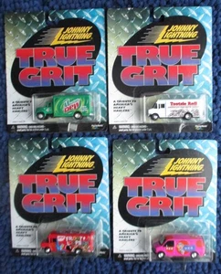 Set di 4 JOHNNY LIGHTNIN TRUE GRIT Mountain Dew PEZ Tootsie Roll FROOT LOOPS nuovi - Foto 1 di 6