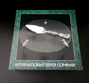 International Silver Co Cake Stand e Server Larghezza 11,75" Nuovo con scatola - Foto 1 di 12