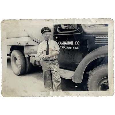 Fotografía vintage en blanco y negro del conductor de camión Clarksburg W. Va. de Carnation Co. Foto 1 de 2