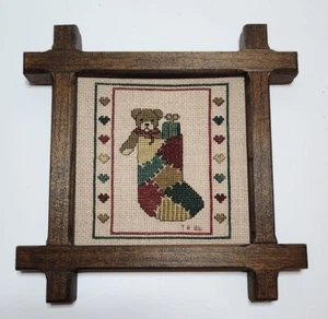 Vintage Weihnachten Stickerei Kreuzstich Adirondack Handarbeit Holzrahmen Grannycore  - Bild 1 von 6