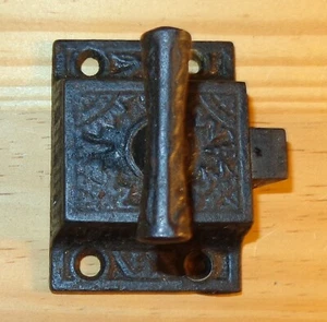 ¿Antiguo Branford ornamentado? Pestillo de cerradura de puerta de gabinete victoriano perilla de manija de perno en T - Imagen 1 de 8
