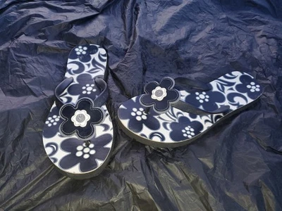 Chanclas Vera Bradley Talla Grande (9-10) Mujer’s Negro Blanco Floral 3D Flor  Foto 1 de 4