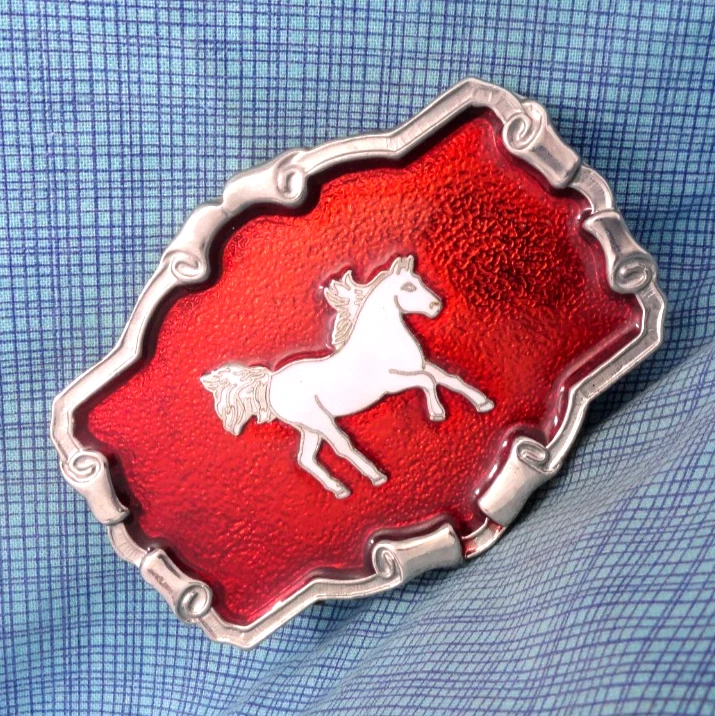 Hebilla de cinturón de pony vaqueras rojo brillante y blanco caballo occidental de colección años 80 con .GMP145 Foto 1 de 4