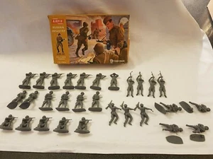 Airfix 1/32 braune Box russische Infanterie x 29 Figuren - einige Brüche - Bild 1 von 12