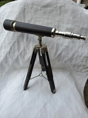 Telescopio náutico envuelto en cuero acabado plateado de 18 pulgadas con trípode de madera Foto 1 de 4