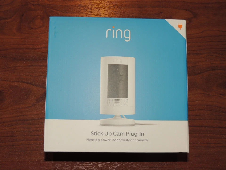 NUEVO Anillo Stick Up Cam Plug-In Blanco Interior Exterior Detección de Movimiento Visión Nocturna Foto 1 de 1