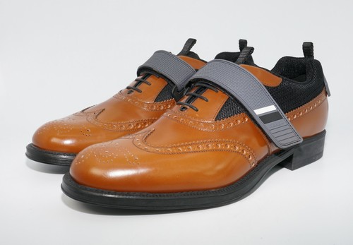 Prada Oxford da uomo Runway Hybrid Strap in pelle Brogue a coda di rondine marrone prezzo al pubblico consigliato $820