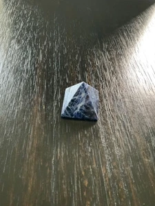 Piedra preciosa pulida pirámide de sodalita cristal 36 g - 1,3 oz - Imagen 1 de 3
