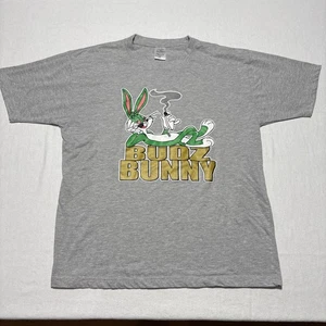 Camiseta Budz Bunny Looney Tunes Adulto Grande 420 Humor Fumar Dibujos Animados Bugs Bunny - Imagen 1 de 5