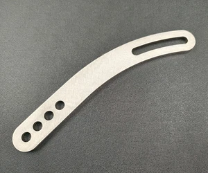 Gebogene Lichtmaschinenverstellhalterung - Kurzschlitz Universal Edelstahl - Bild 1 von 3