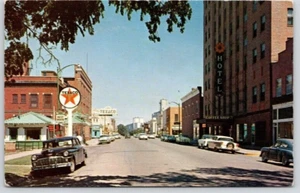 ABILENE, KANSAS STRASSENSZENE POSTKARTE "Grüße aus" 2 Texaco Schilder - Bild 1 von 2