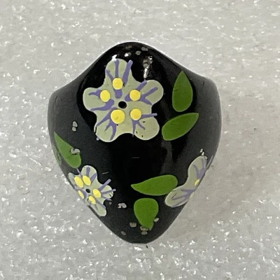 Anillo de plástico pintado floral negro vintage talla 6,75 hecho a mano joya de disfraz retro Foto 1 de 4