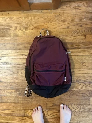 Bolso Mochila Victorias Secret Estampado Granate y Guepardo Correas Ajustables Foto 1 de 2