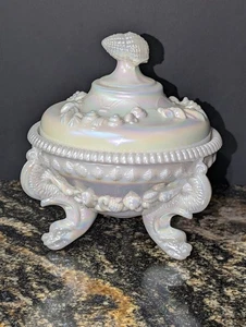 Westmoreland Art Glass Sea Shell piatto caramelle con piedi di delfino in vetro latte - Foto 1 di 5