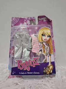 Bratz Fashion Pack Fashionably Fit Gray Pink Outfit Set New 501626 - 2010 - Picture 1 of 5
