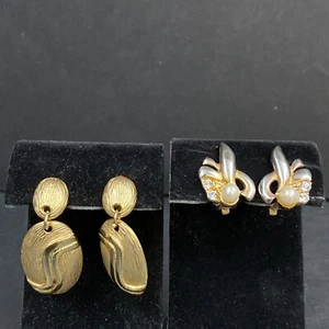 Lot Of 2 Vintage Gold Tone Pearl Clip On Earrings Faux Pearl Rhinestone Cluster  - Picture 1 of 9